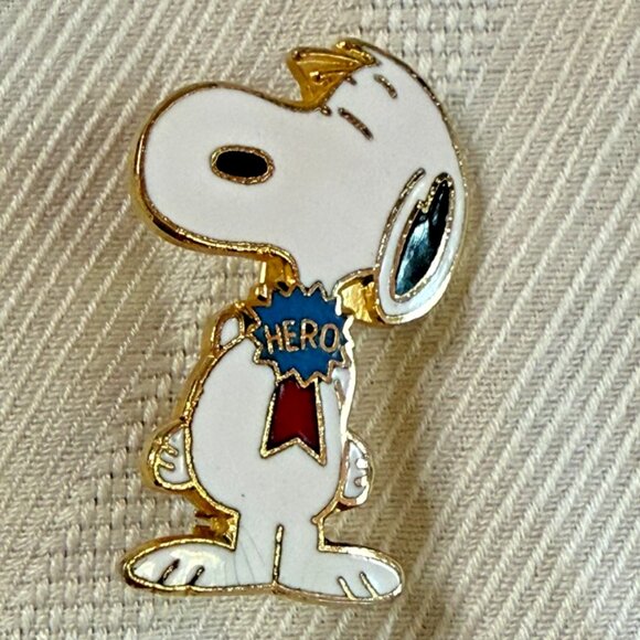 Vintage Peanuts Snoopy Collectible Enamel pin / Snoopy the hero - Picture 1 of 2